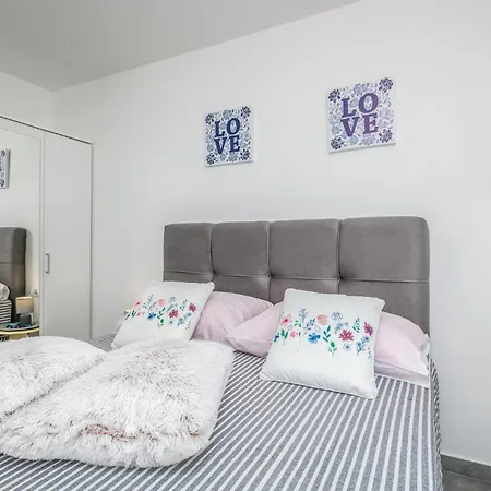 2 Bedroom Awesome In Apartment