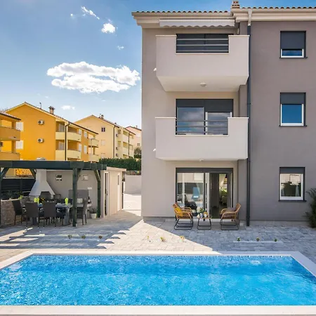 2 Bedroom Awesome In Apartment *