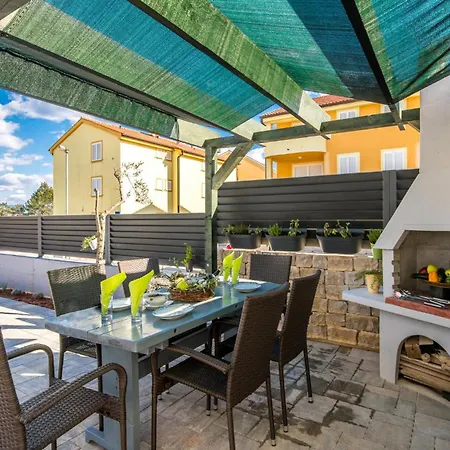 2 Bedroom Awesome In Apartment Cizici
