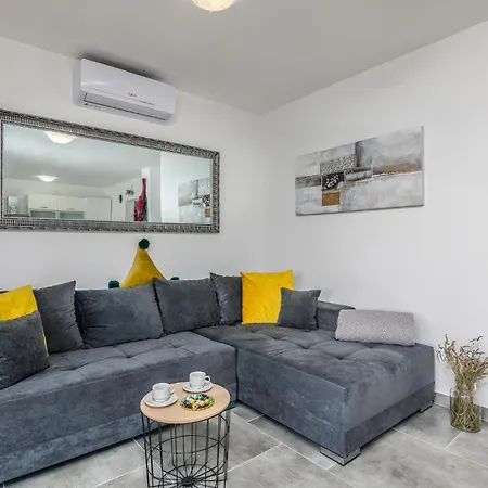 2 Bedroom Awesome In Čižići