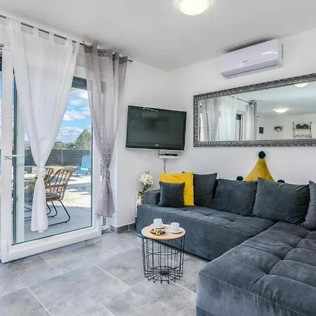 2 Bedroom Awesome In Apartament *