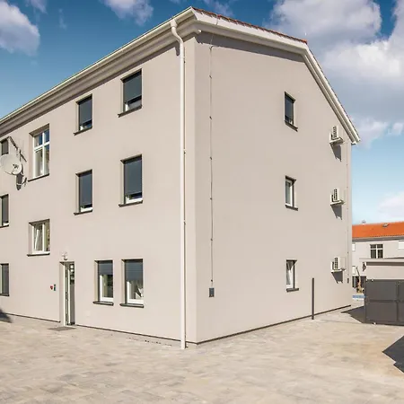2 Bedroom Awesome In Apartament Čižići