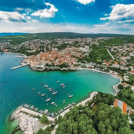 2 Bedroom Awesome In Čižići