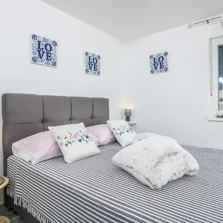2 Bedroom Awesome In * Čižići