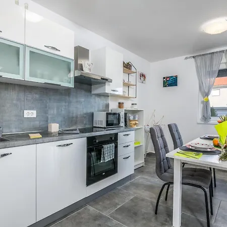 Apartament 2 Bedroom Awesome In Čižići