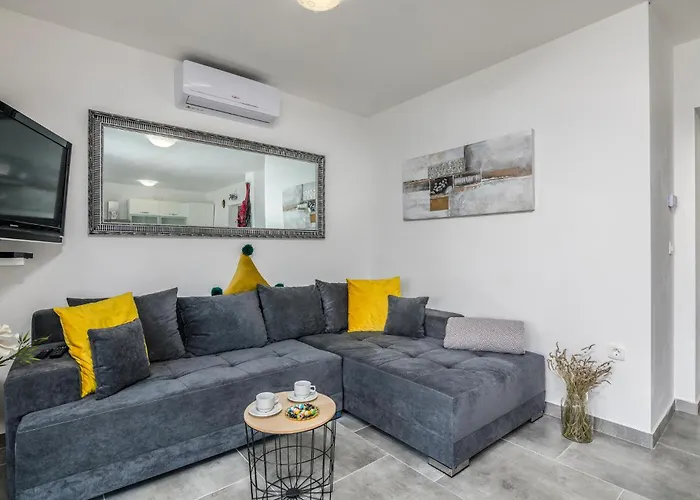 2 Bedroom Awesome In Čižići