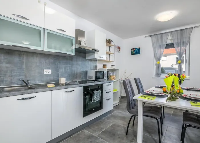 Lejlighed 2 Bedroom Awesome In Čižići